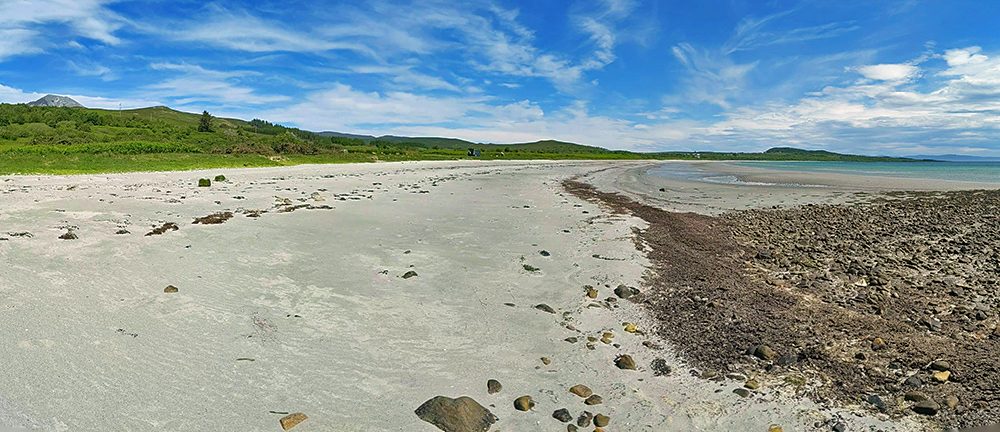 Panoramic picture of an island beach stretching out into the distance